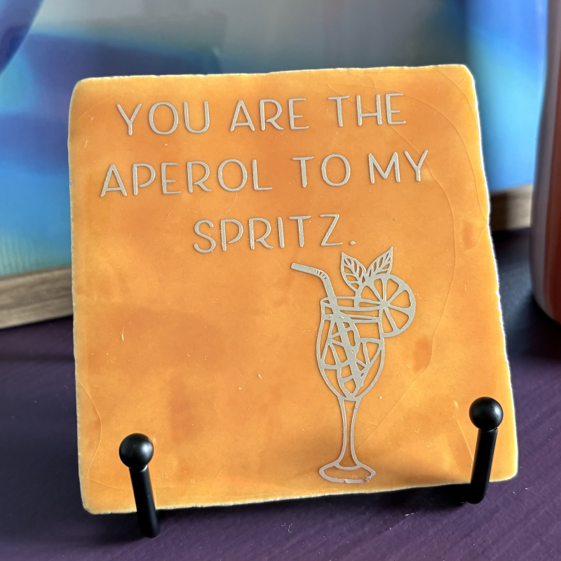Oranje Tegel met Gouden Tekst 'You Are The Aperol To My Spritz' 10x10 cm