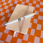 Notitie boekje met juf pen